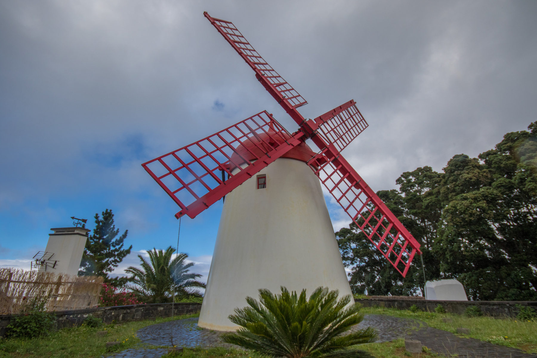 File:Moinho de vento no Lugar do Pico Vermelho Bretanha San Miguel  Azores.jpg - Wikipedia