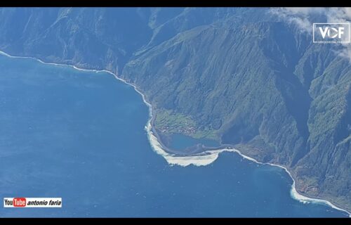 Imagens aéreas: viagem de avião entre a Ilha do Pico e a Ilha Terceira